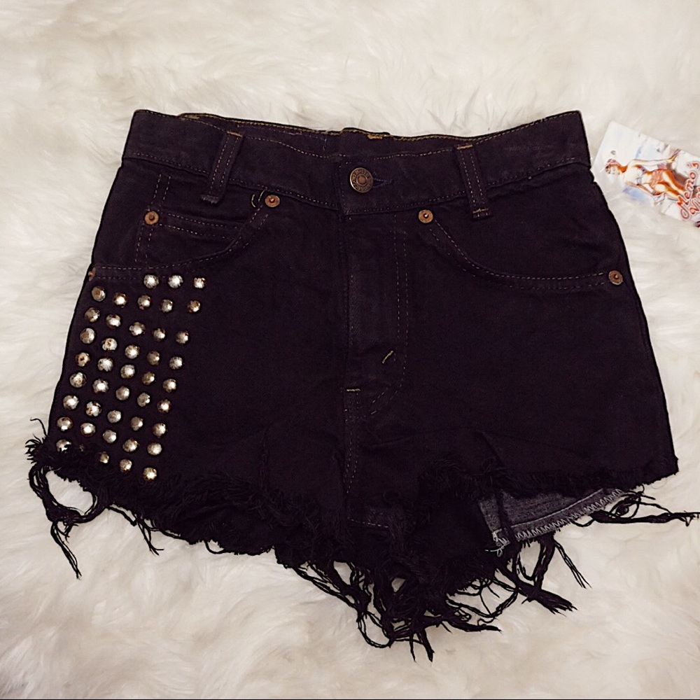 Vintage high rise Levi’s shorts 🖤